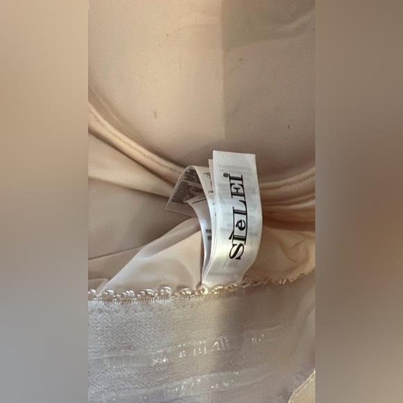 Elegant Cream Lace Bodysuit Size 38B - Picture 4 of 5